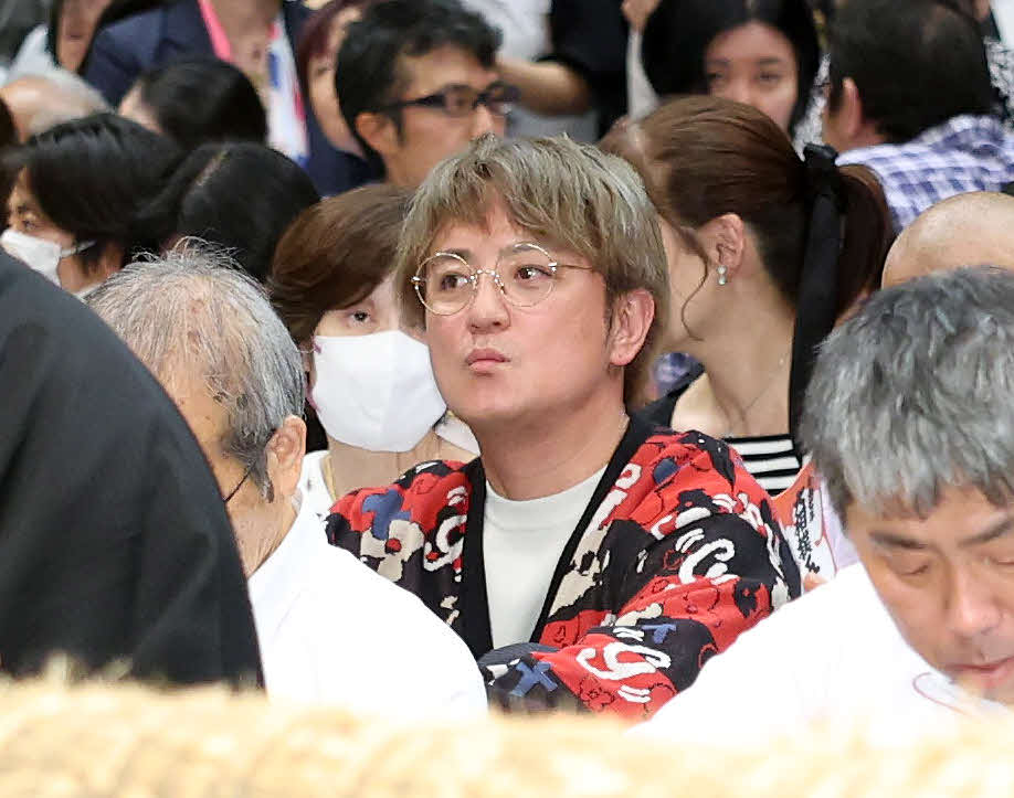 観戦する上地雄輔＝2025年5月17日