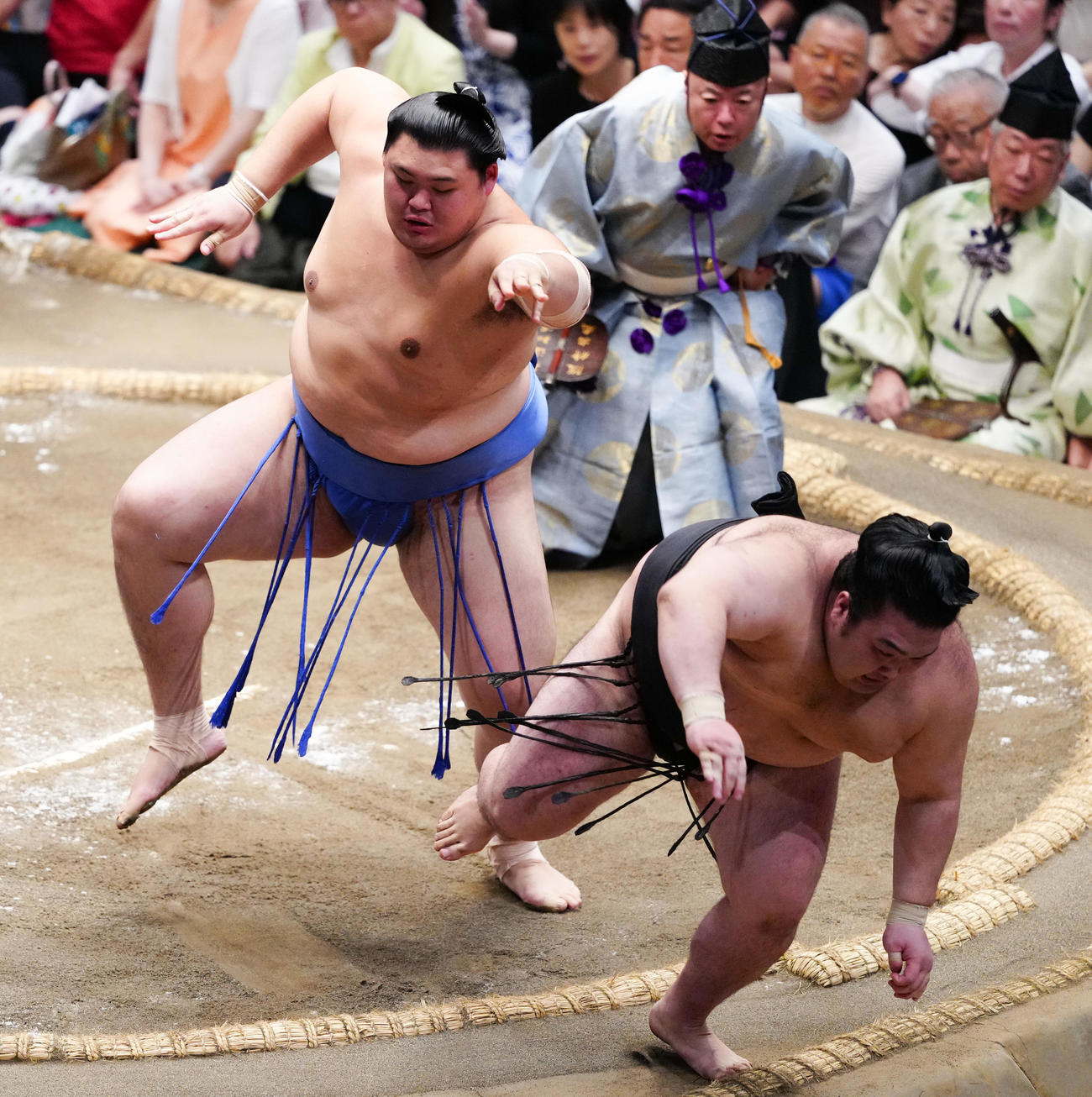 押し倒しで豪ノ山（右）を破る大の里（撮影・鈴木みどり）