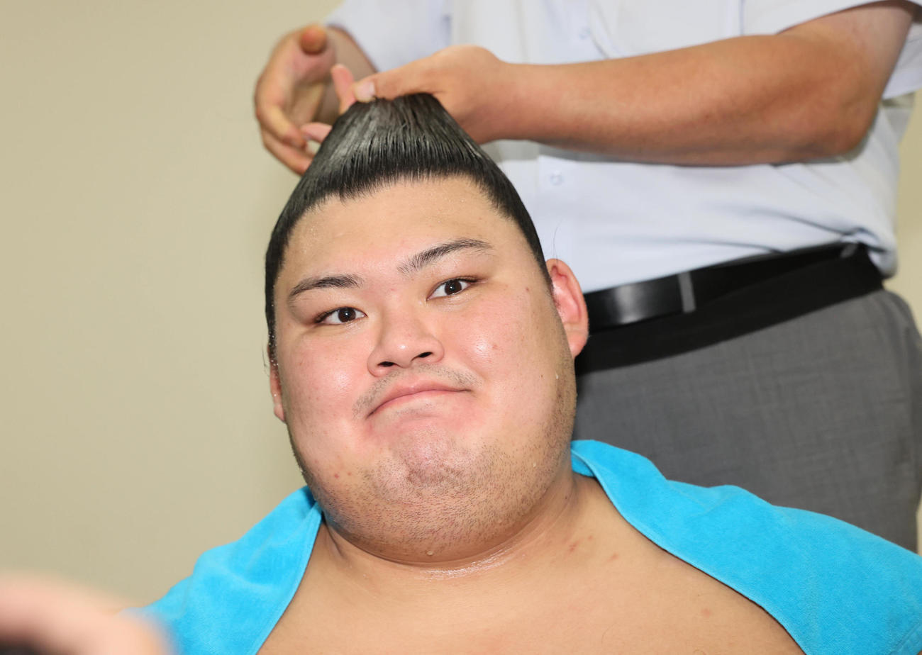 支度部屋でまげを整える大の里