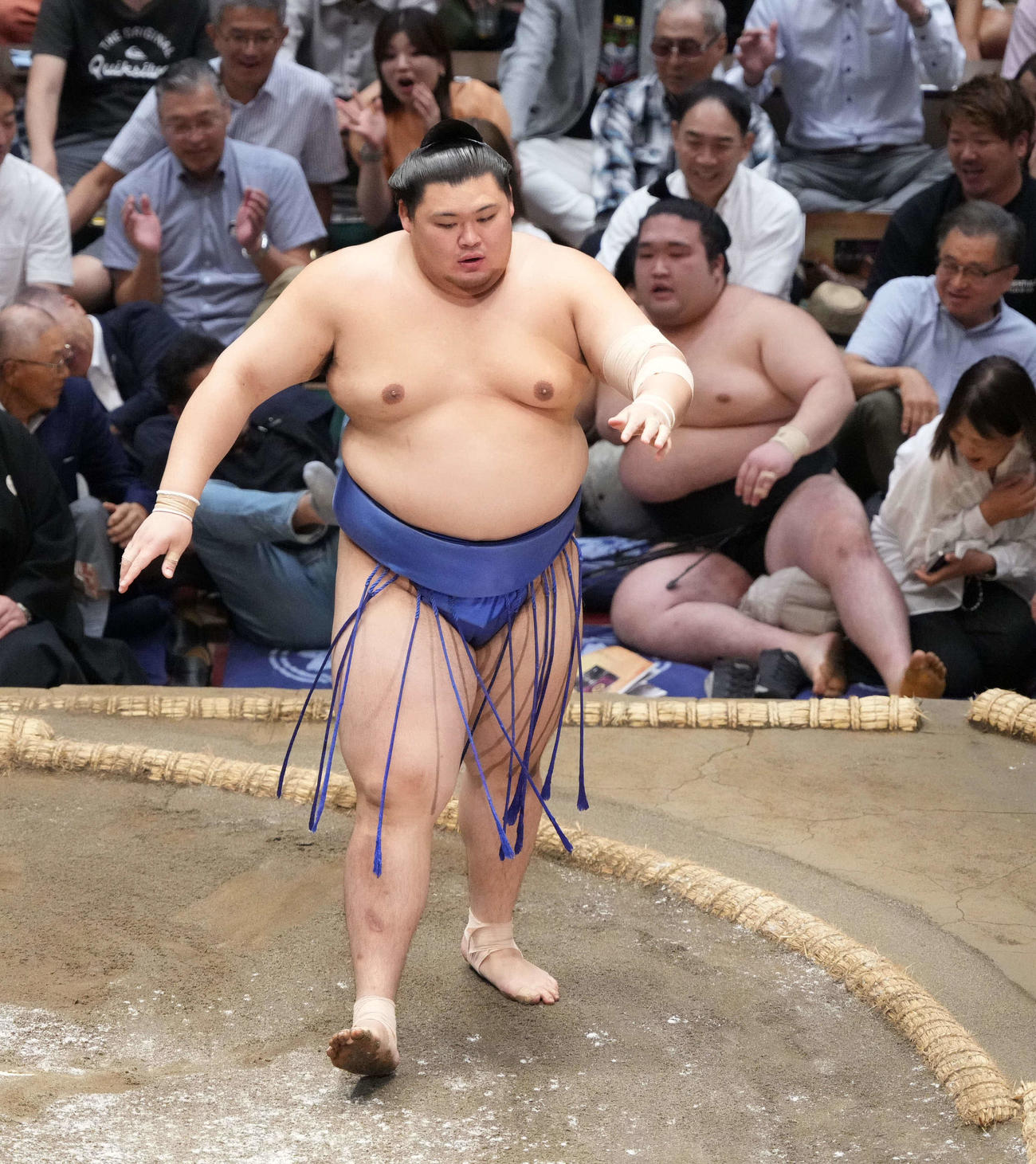 大の里（左）は豪ノ山を押し倒しで下す（撮影・小沢裕）