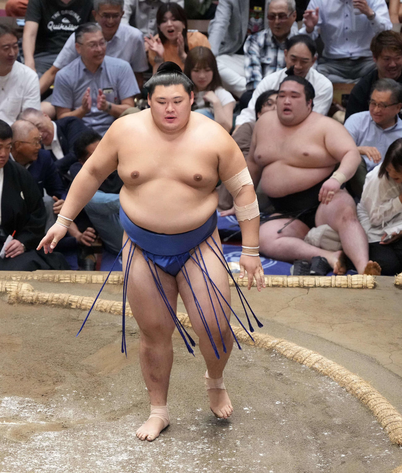 大の里（左）は豪ノ山を押し倒しで下す（撮影・小沢裕）