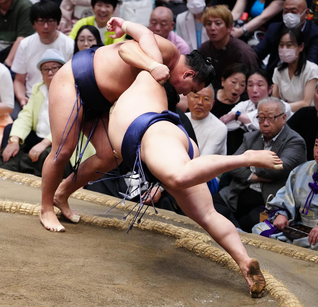 すくい投げで平戸海（右）を破る豊昇龍（撮影・鈴木みどり）