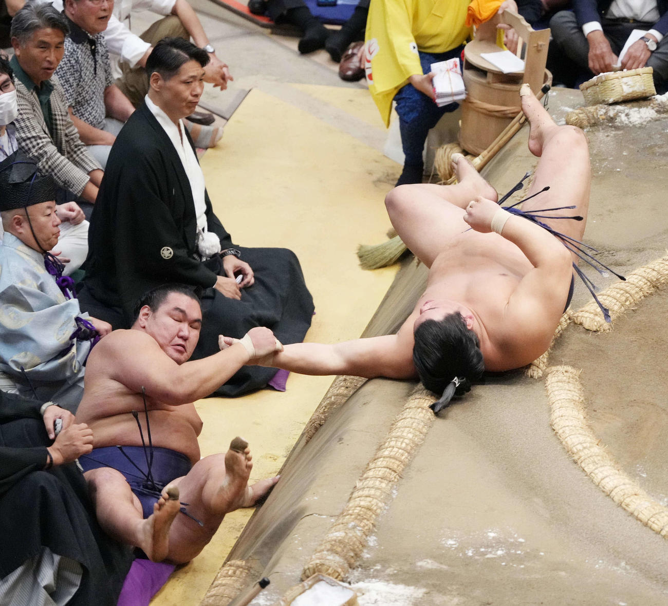 豊昇龍（左）は平戸海をすくい投げで下す（撮影・小沢裕）
