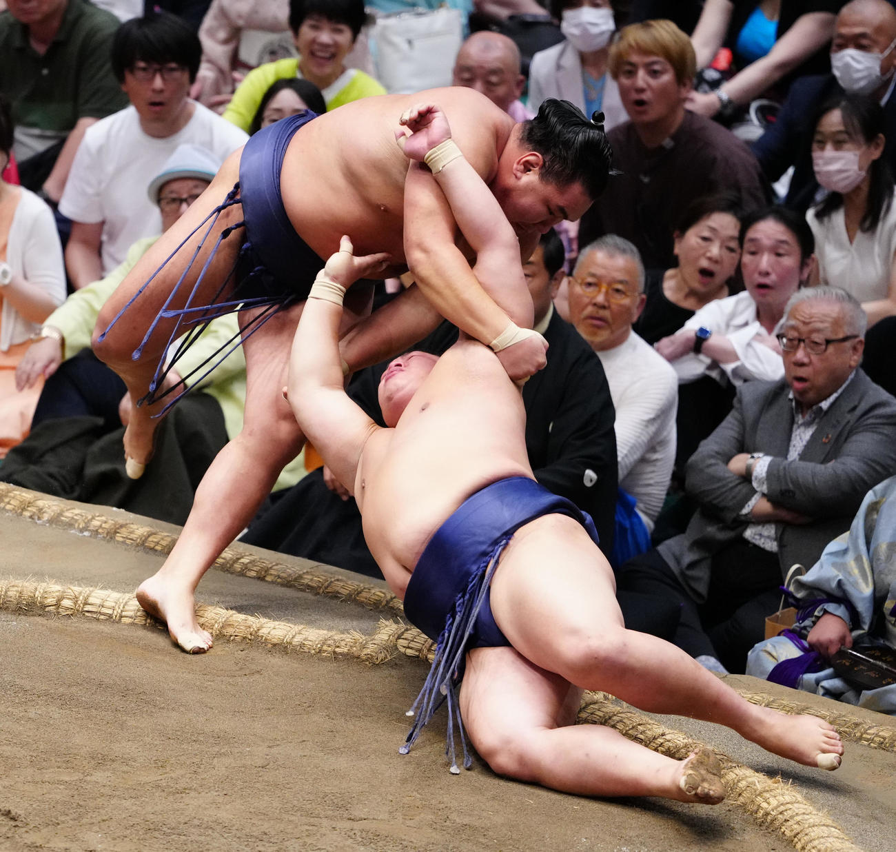 すくい投げで平戸海（下）を破る豊昇龍（撮影・鈴木みどり）