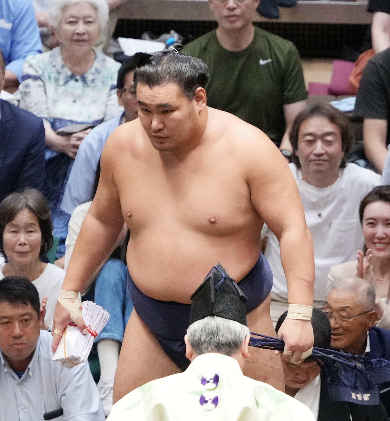 懸賞を手にする豊昇龍（撮影・小沢裕）