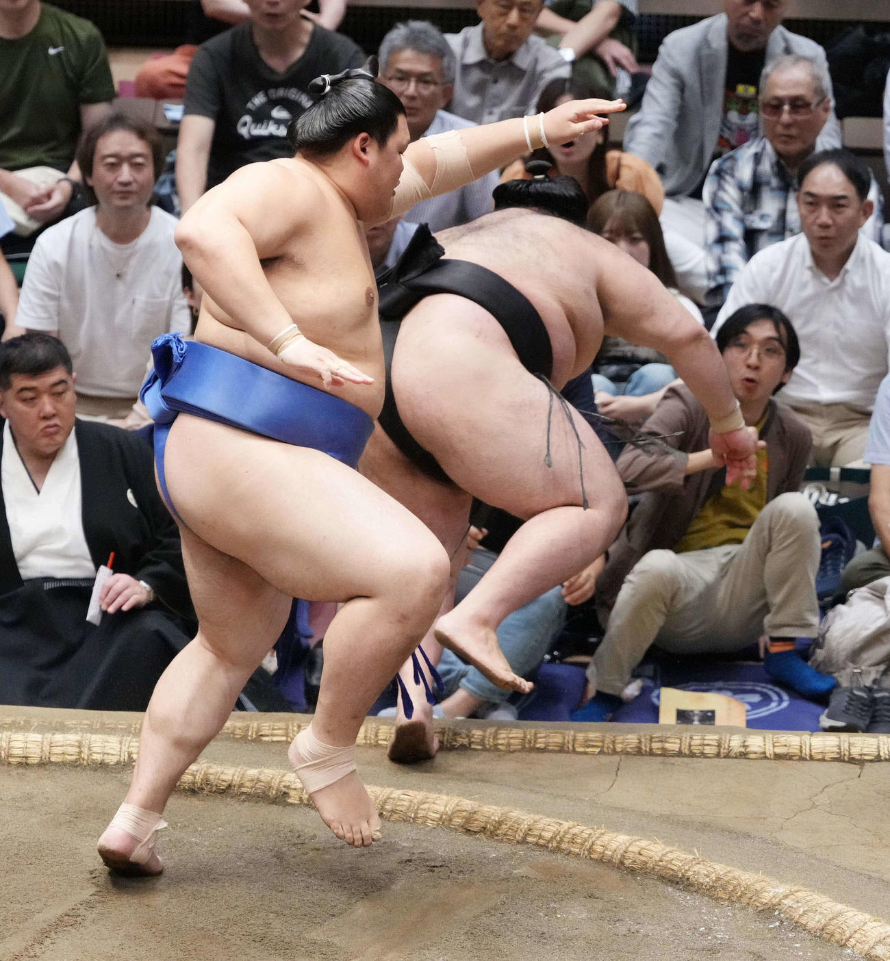 大の里（左）は豪ノ山を押し倒しで下す（撮影・小沢裕）