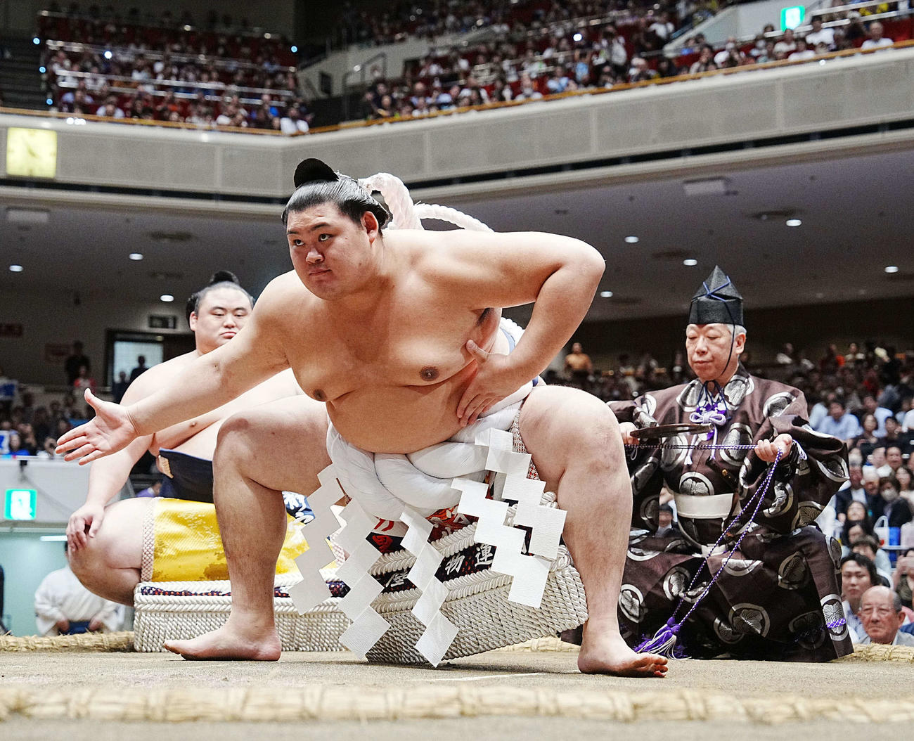 大相撲秋場所6日目　横綱土俵入りに臨む大の里。後方は露払いの隆の勝、立行司は式守伊之助＝2025年9月19日　（撮影・小沢裕）