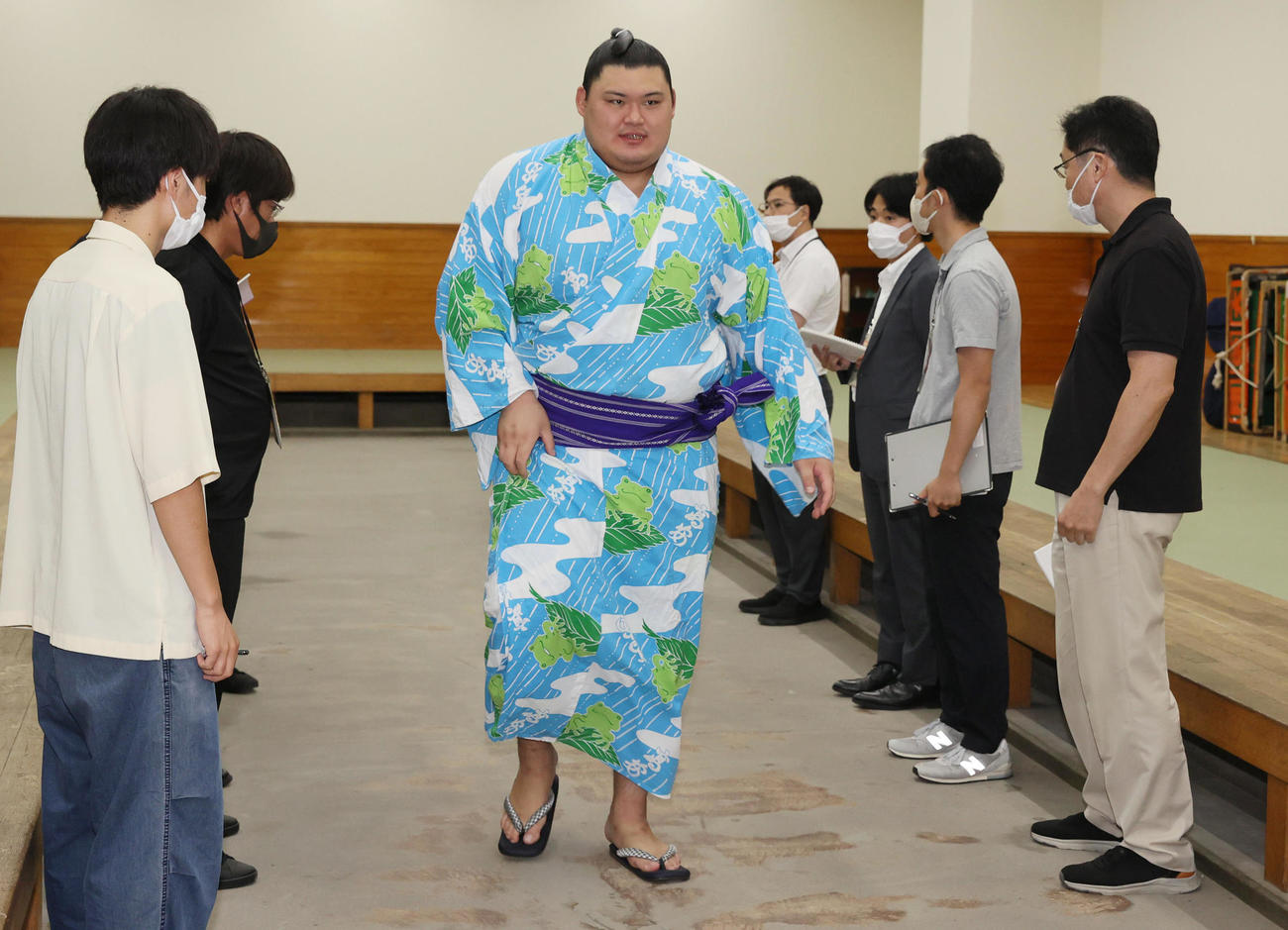 支度部屋を出る大の里