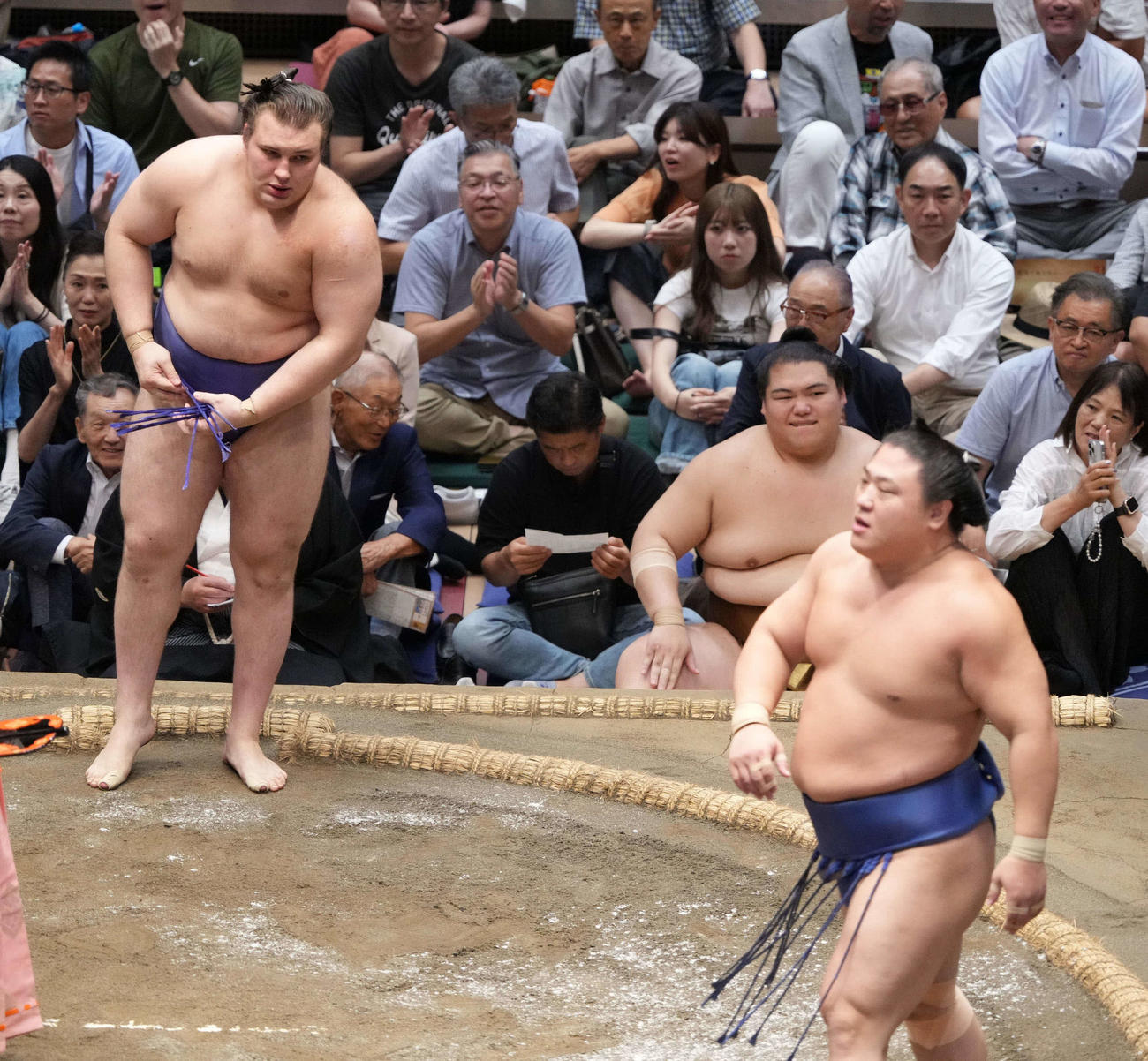 安青錦（左）は若隆景を押し出しで破る（撮影・小沢裕）