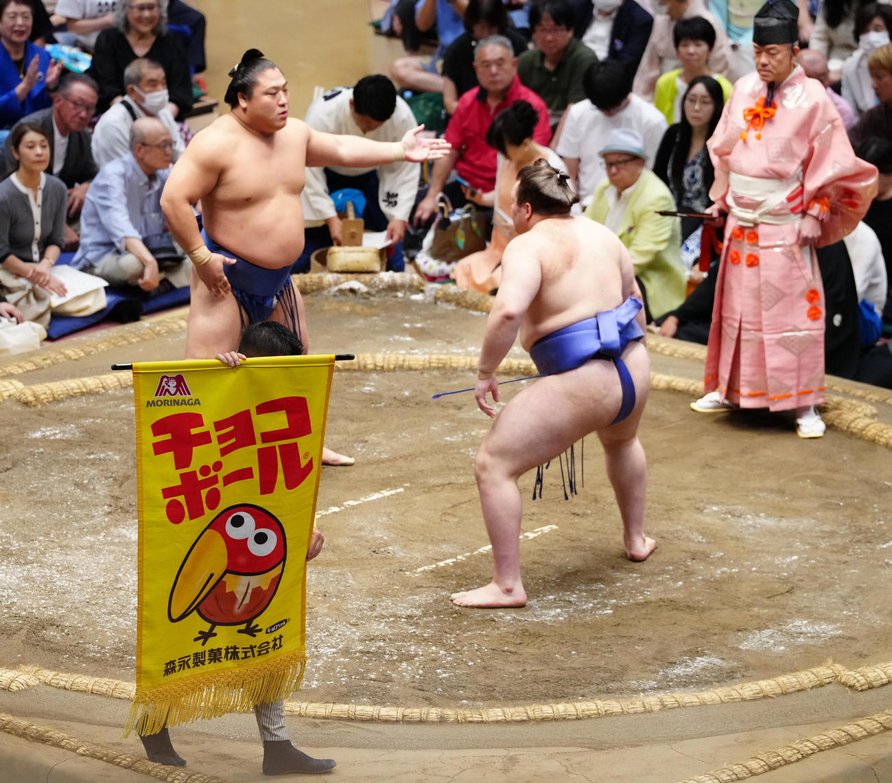 若隆景と安青錦の一番で掲げられた森永「チョコボール」の懸賞旗（撮影・鈴木みどり）