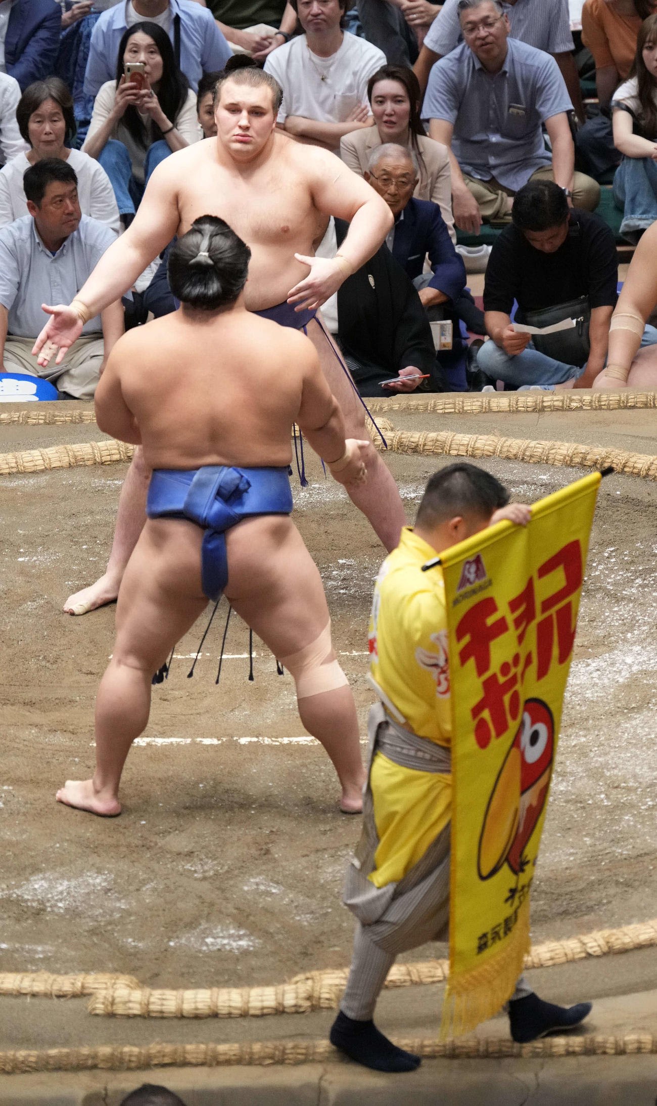 安青錦（奥）と若隆景の一番にかけられた森永賞の懸賞幕（撮影・小沢裕）