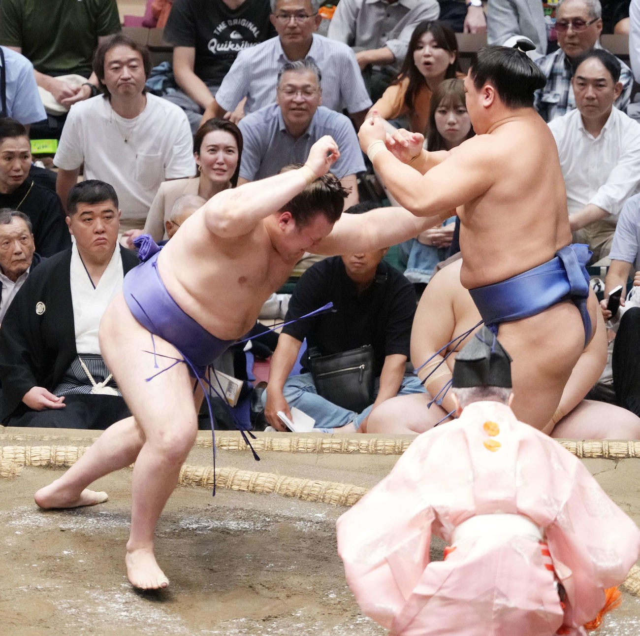安青錦（左）は若隆景を押し出しで破る（撮影・小沢裕）