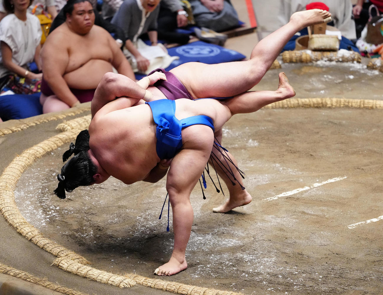 掛け投げで狼雅（後方）を破る藤ノ川（撮影・鈴木みどり）