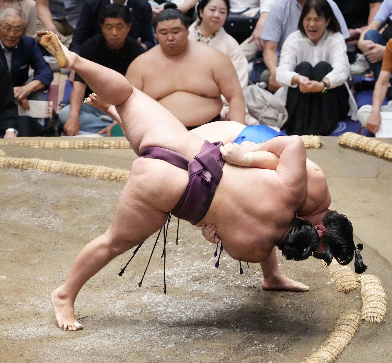 藤ノ川は狼雅（手前）をかけ投げで破る（撮影・小沢裕）