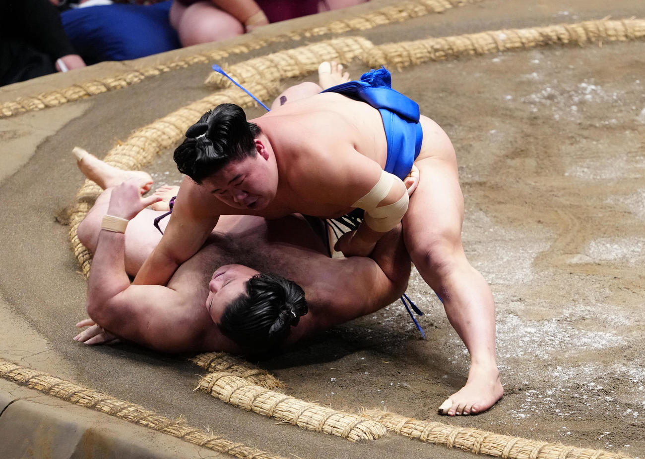 掛け投げで狼雅（下）を破る藤ノ川（撮影・鈴木みどり）