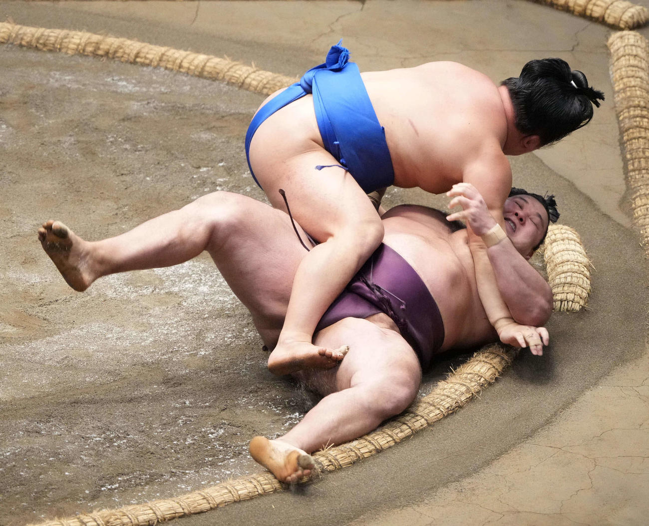 藤ノ川は狼雅（下）をかけ投げで破る（撮影・小沢裕）