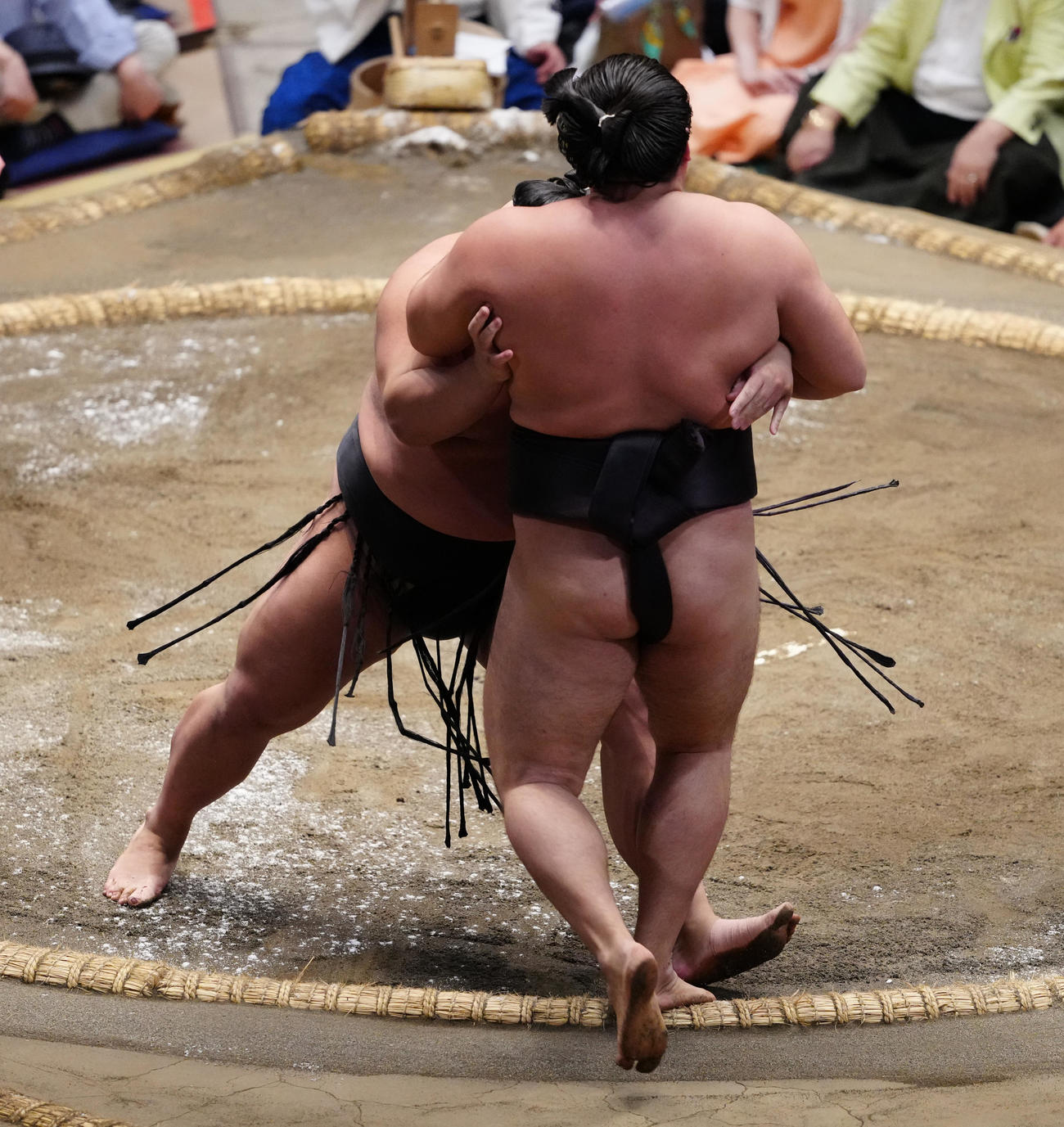 寄り切りで霧島（手前）を破る伯桜鵬（撮影・鈴木みどり）