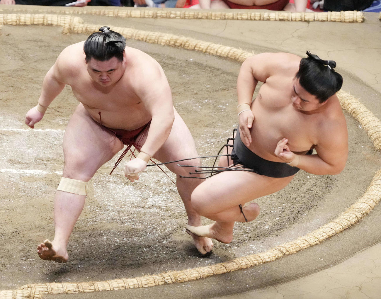 隆の勝（左）は若元春を突き倒しで破る（撮影・小沢裕）