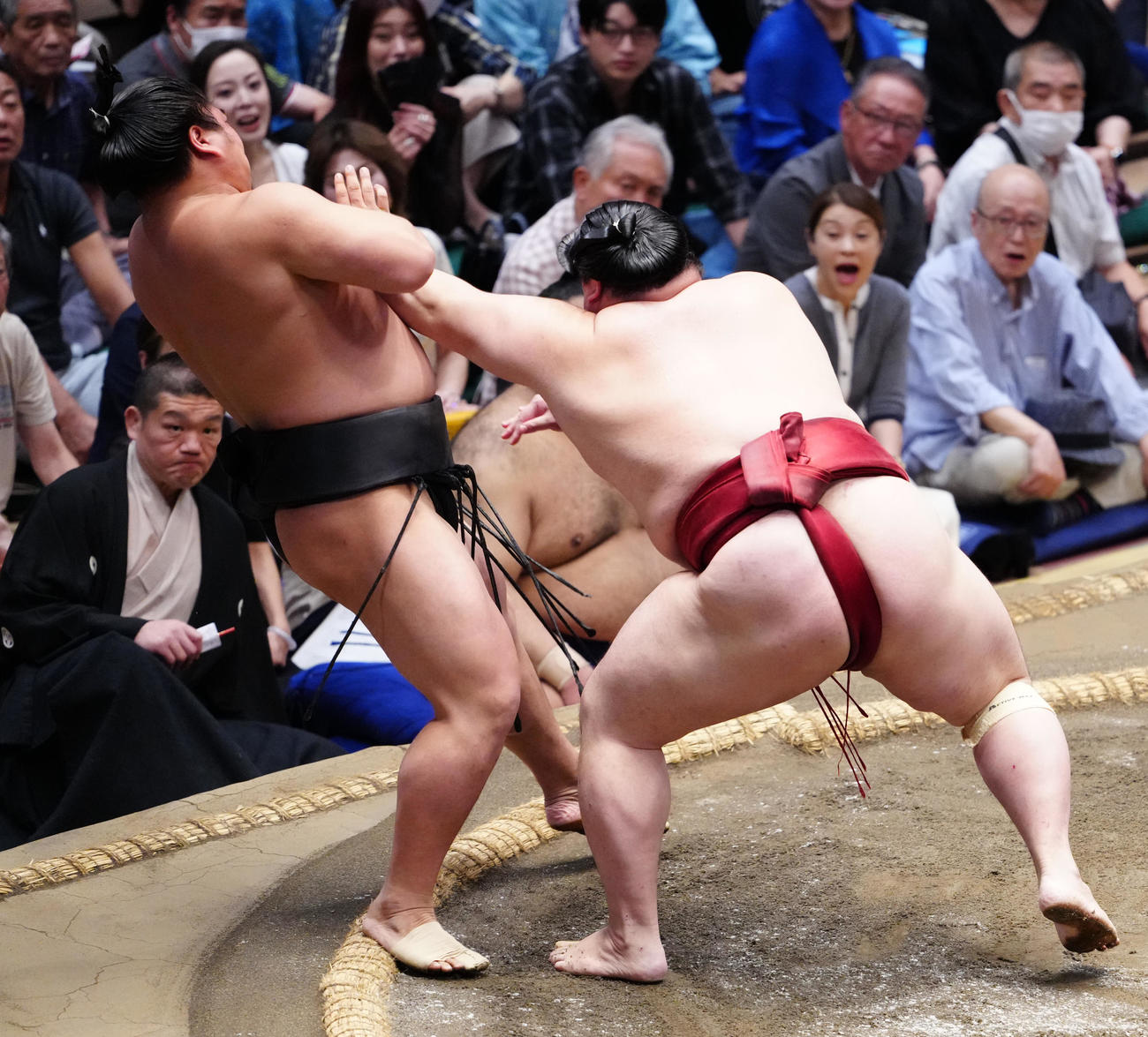 突き倒しで若元春（左）を破る隆の勝（撮影・鈴木みどり）