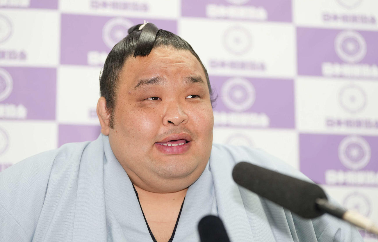 引退会見で笑顔を見せる水戸龍（撮影・小沢裕）