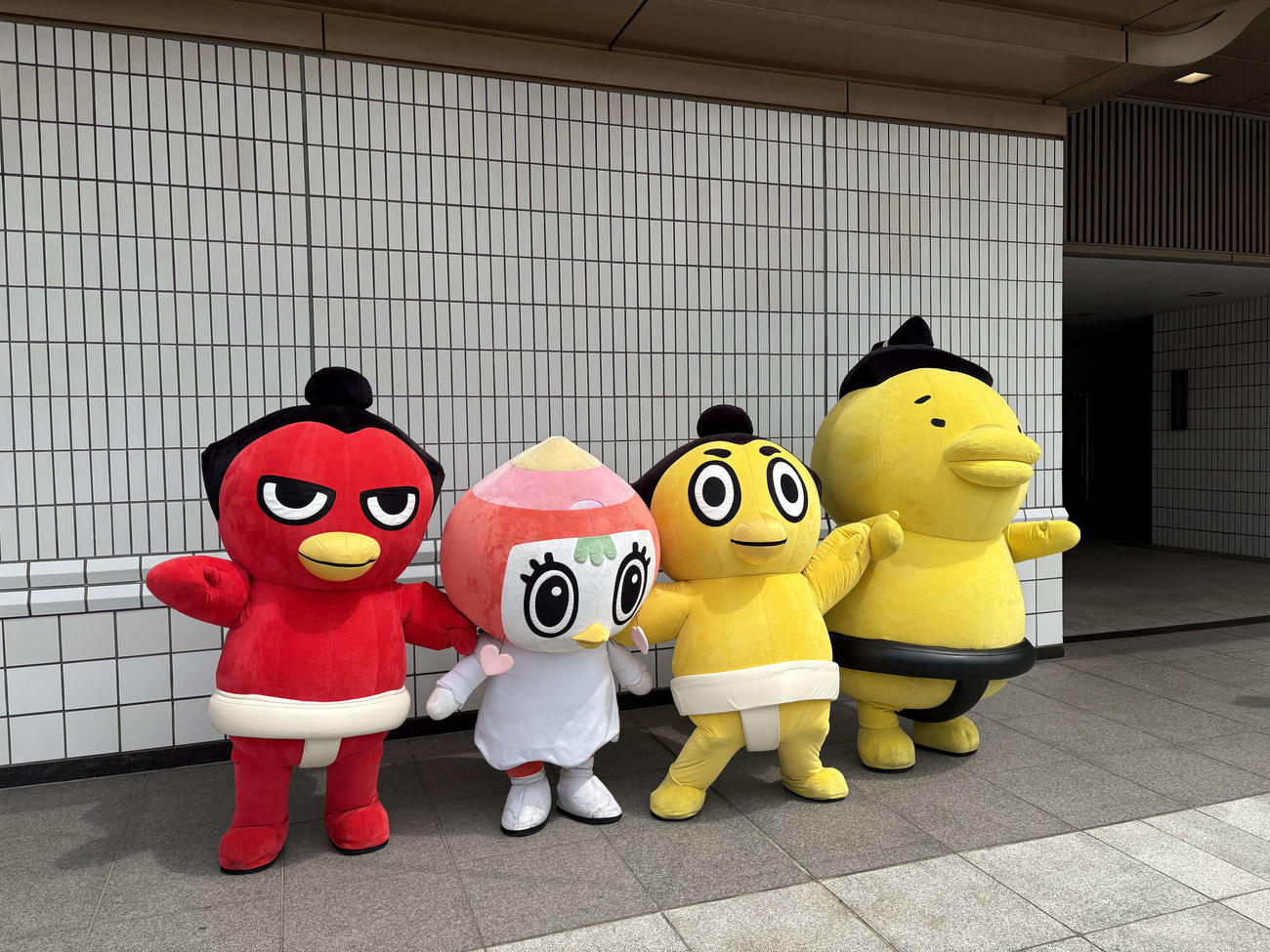 日本相撲協会のキャラクターたち。左から赤鷲、すもも、ひよの山、あんこ山（25年5月16日撮影）
