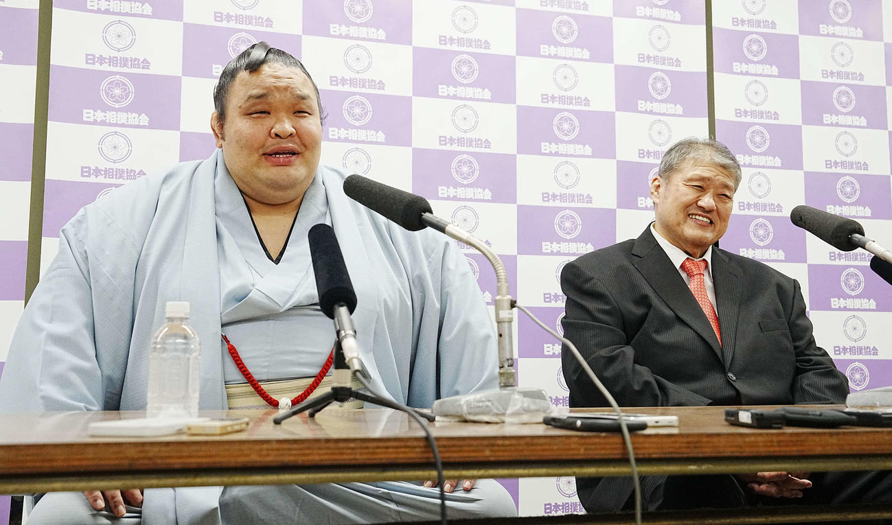 大相撲秋場所7日目　引退会見で笑顔を見せる水戸龍。右は師匠の錦戸親方（撮影・小沢裕）