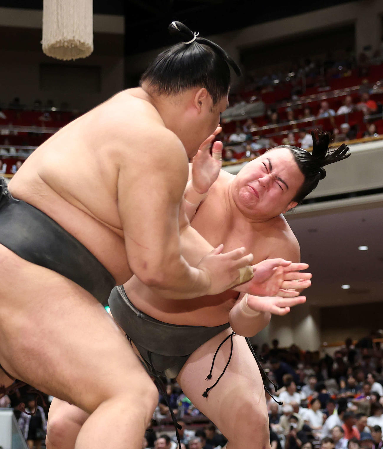 若雅（左）を攻める丹治（撮影・鈴木正人）