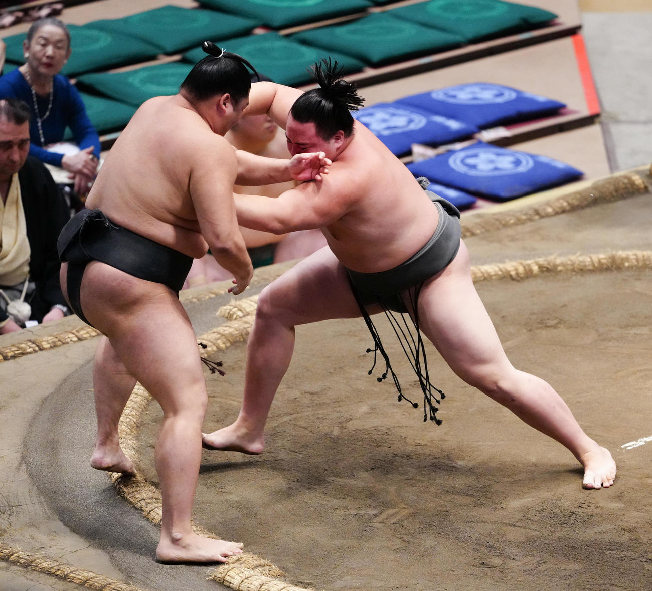 押し出しで若雅（左）を破る丹治（撮影・鈴木みどり）