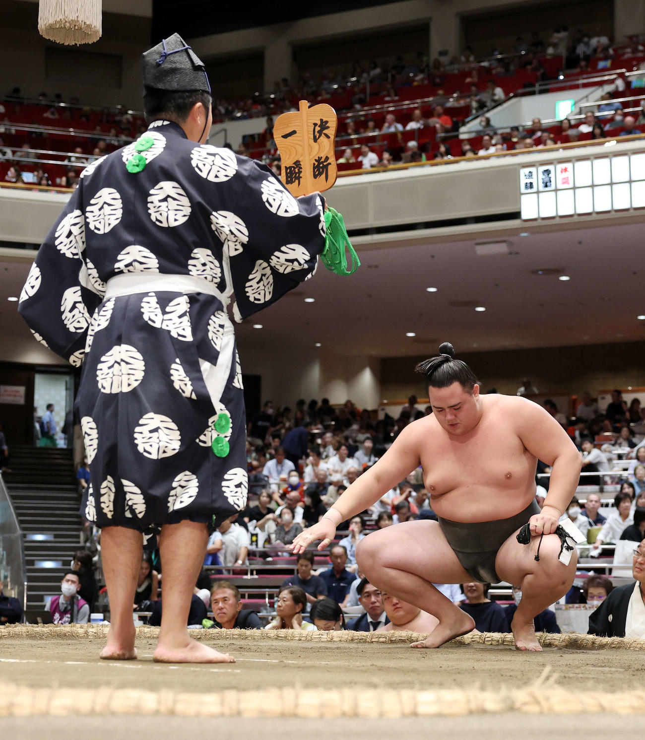 若雅を押し出しで破り勝ち名乗りを受ける丹治（撮影・鈴木正人）