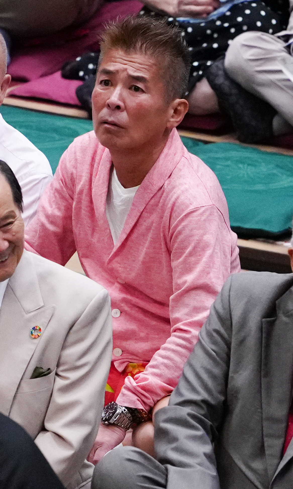 観戦する勝俣州和（撮影・鈴木みどり）