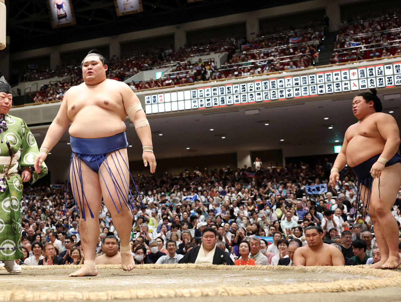 平戸海（右）を押し出しで破った大の里（撮影・鈴木正人）