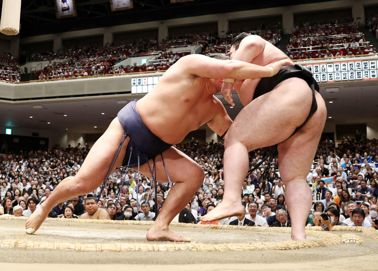 豪ノ山（右）を押し出しで破る豊昇龍（撮影・鈴木正人）