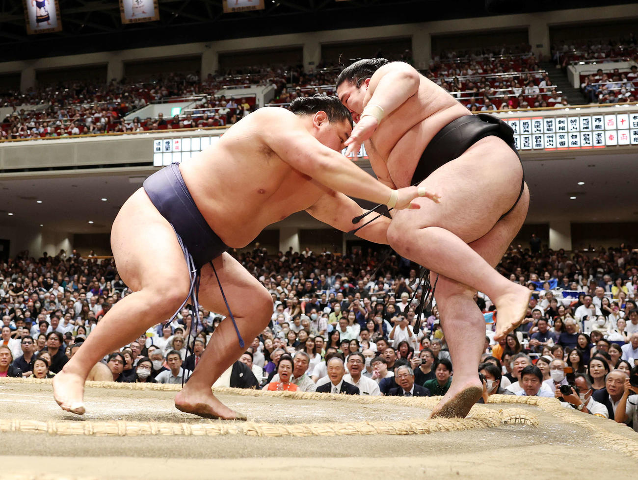 豪ノ山（右）を押し出しで破る豊昇龍（撮影・鈴木正人）