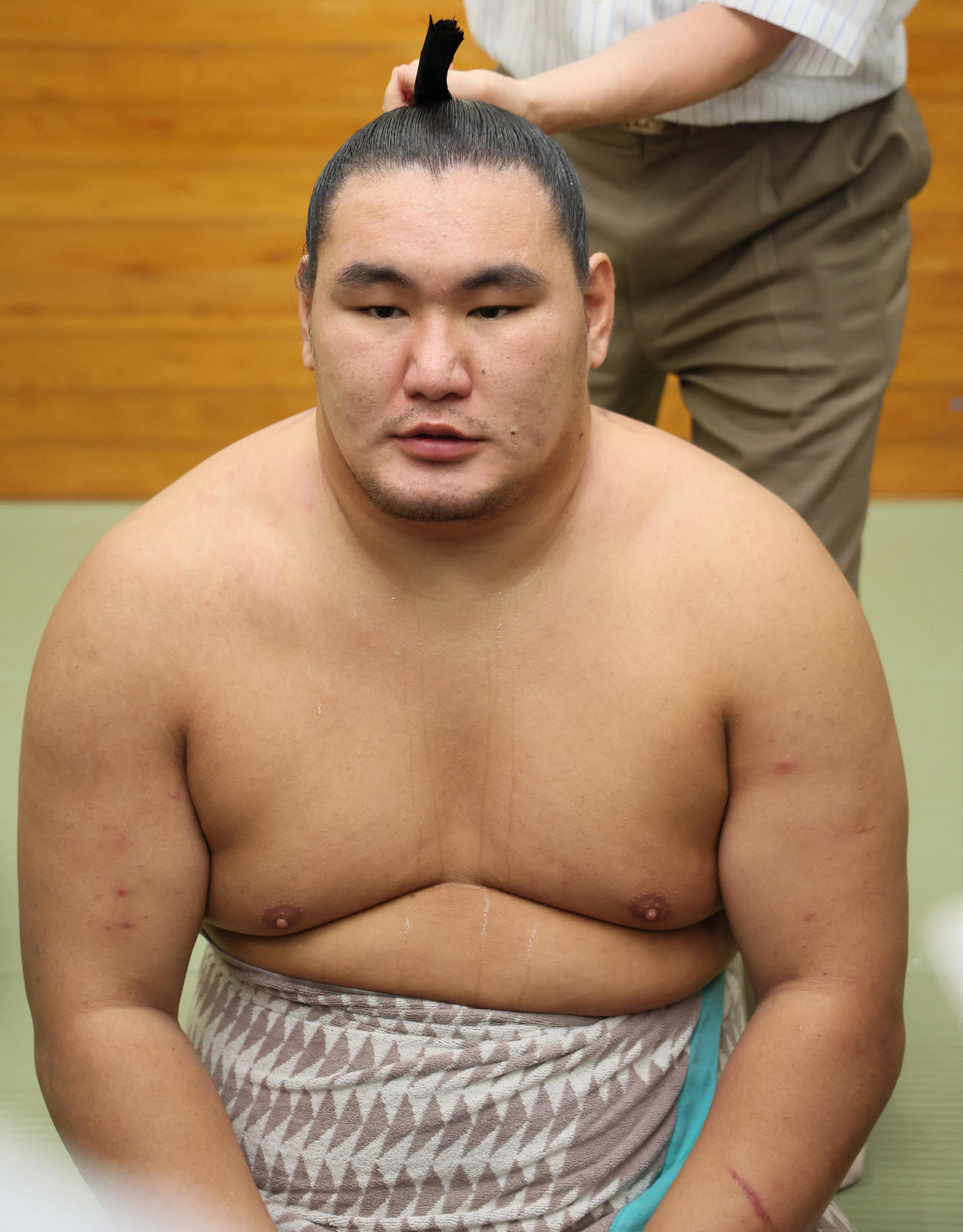 支度部屋でまげを整える豊昇龍