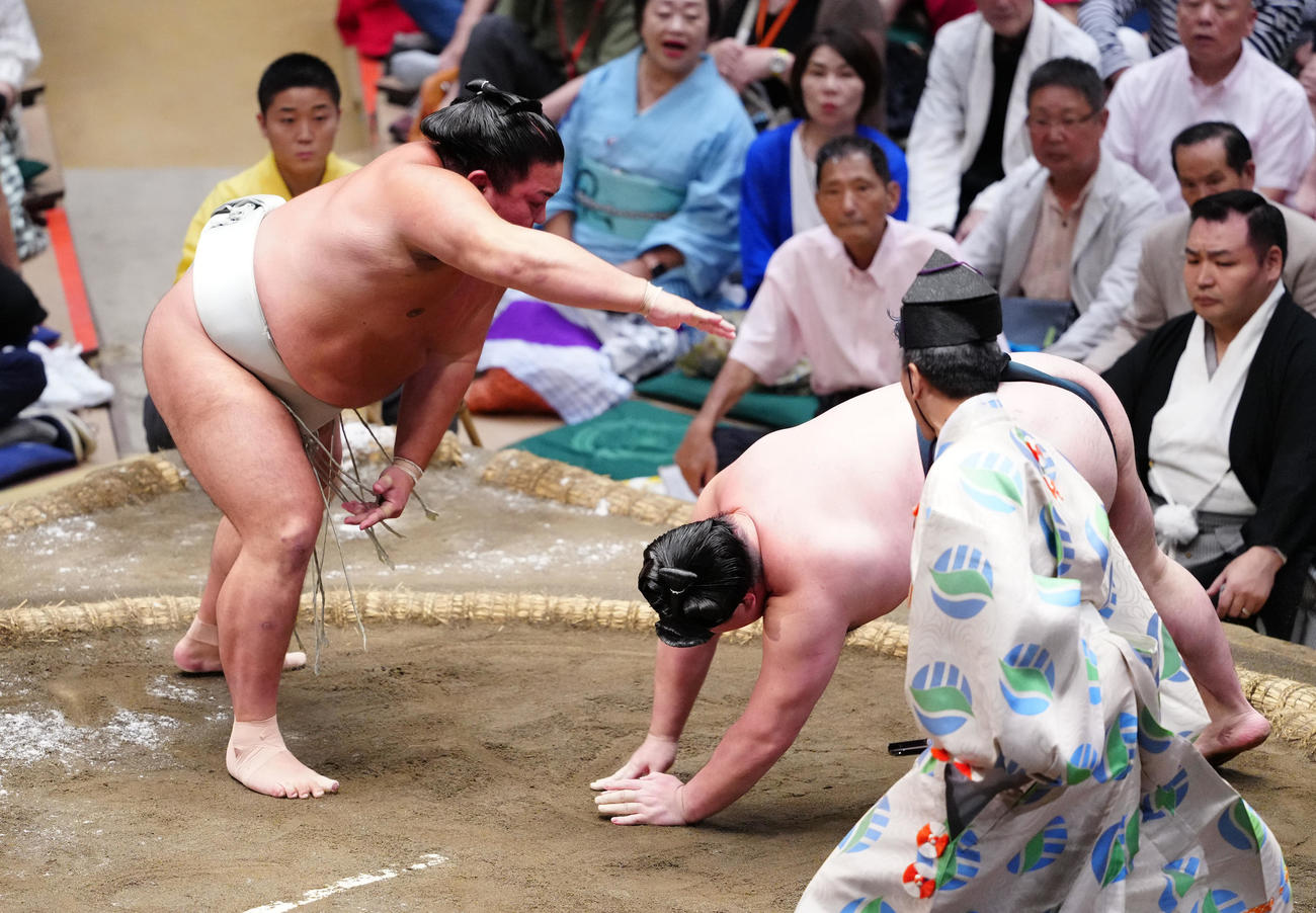 引き落としで時疾風（右）を破る日翔志（撮影・鈴木みどり）