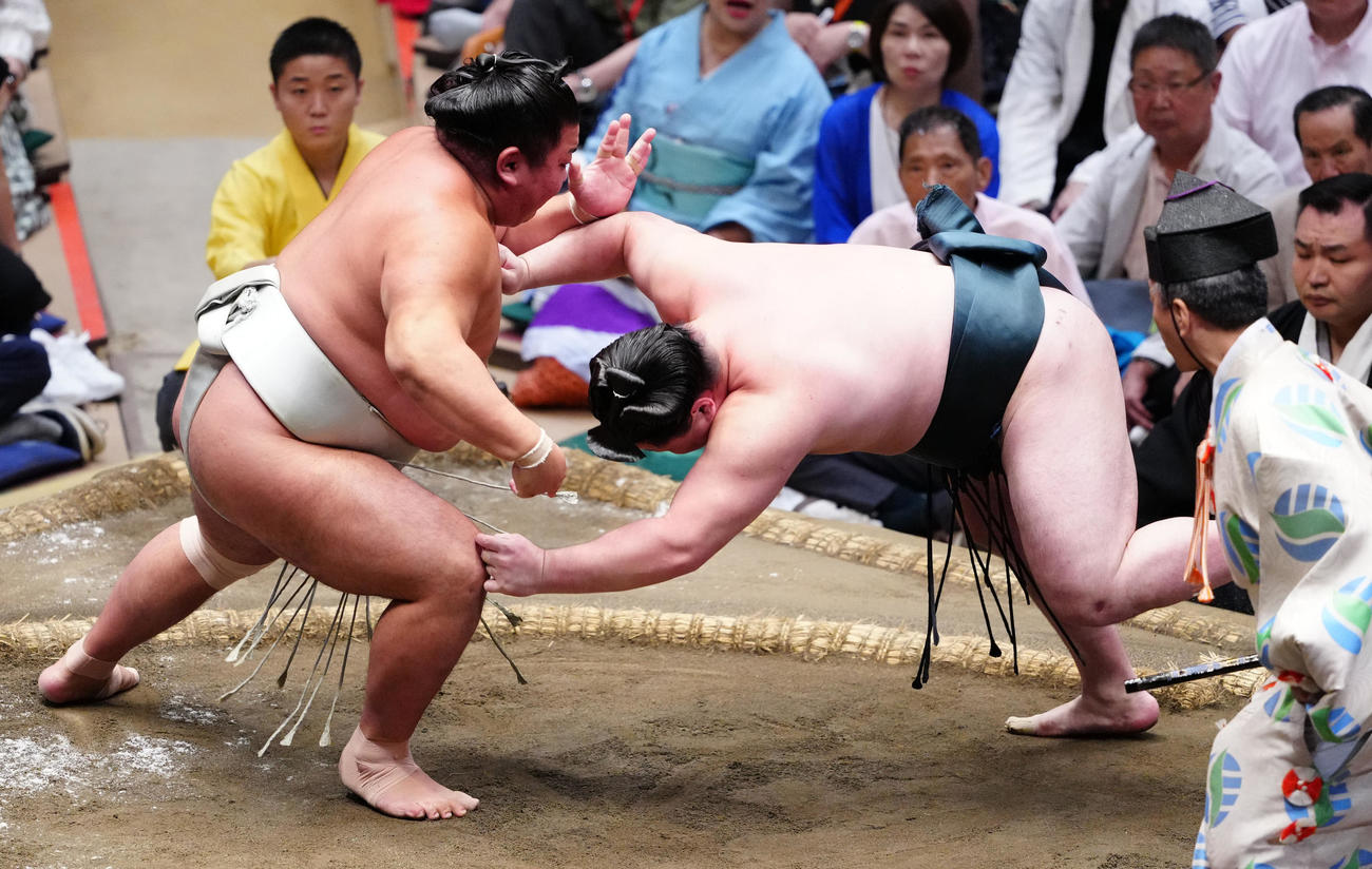 引き落としで時疾風（右）を破る日翔志（撮影・鈴木みどり）