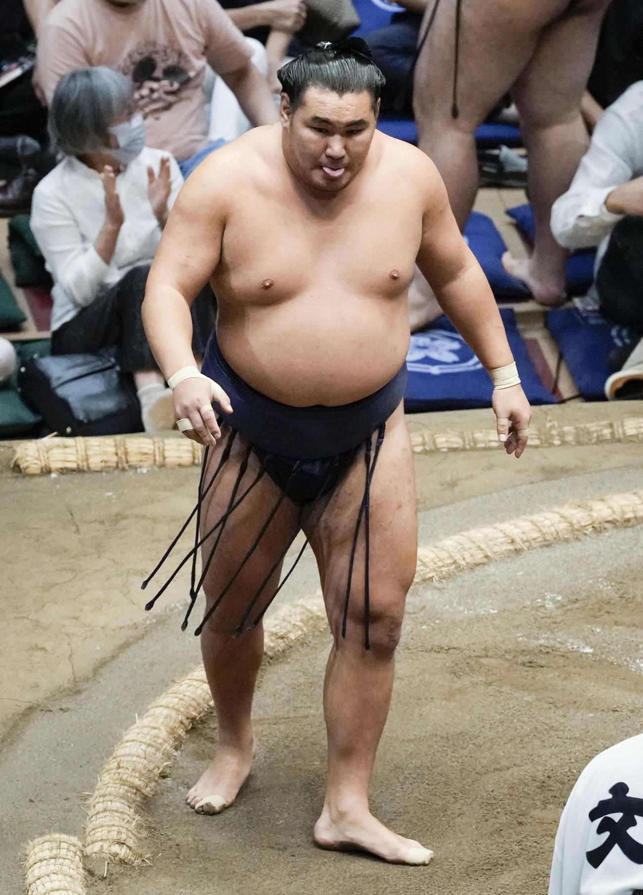豪ノ山を押し出しで下した豊昇龍（共同）