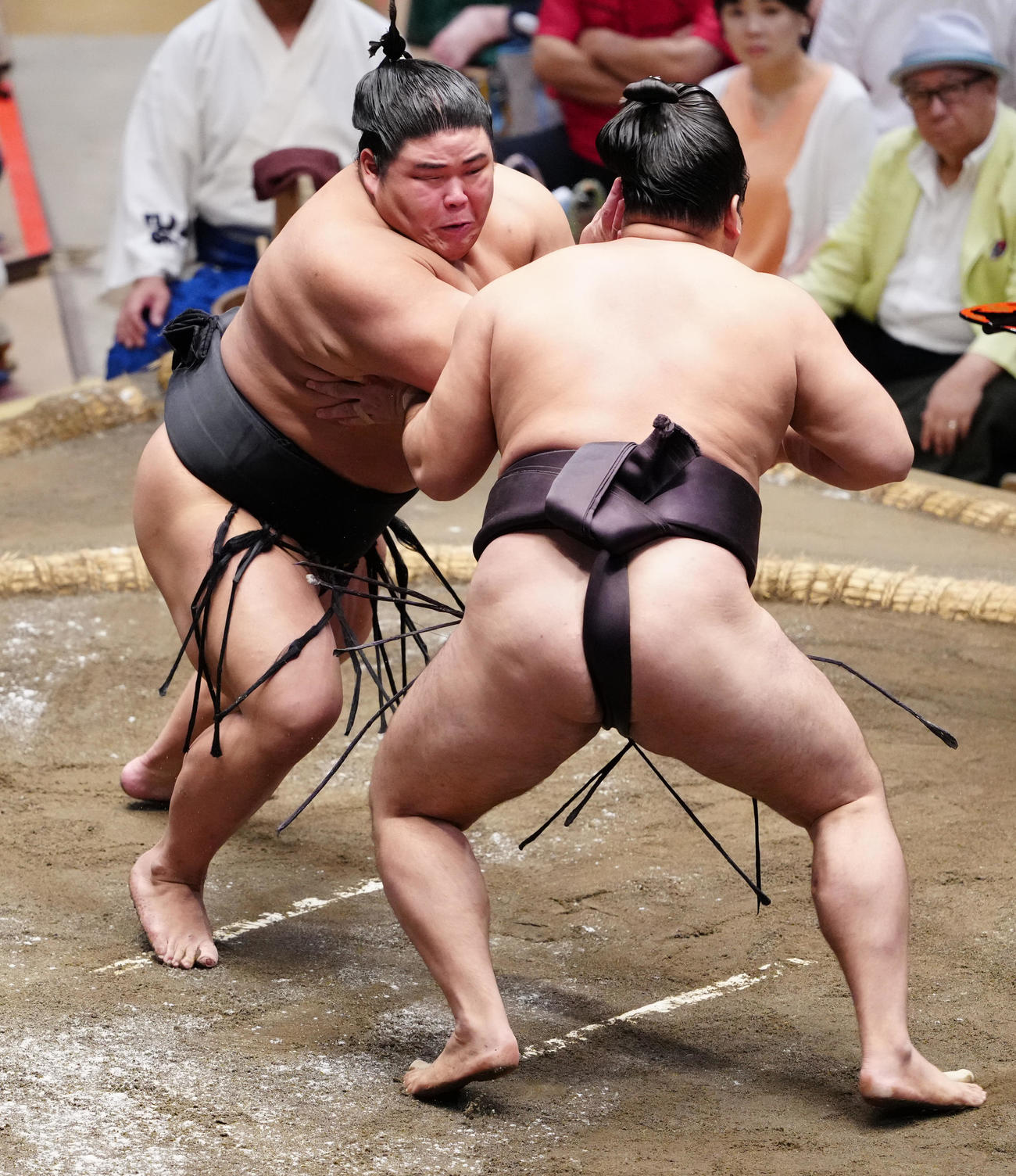 大相撲秋場所7日目、霧島（右）を攻める伯桜鵬（撮影・鈴木みどり）