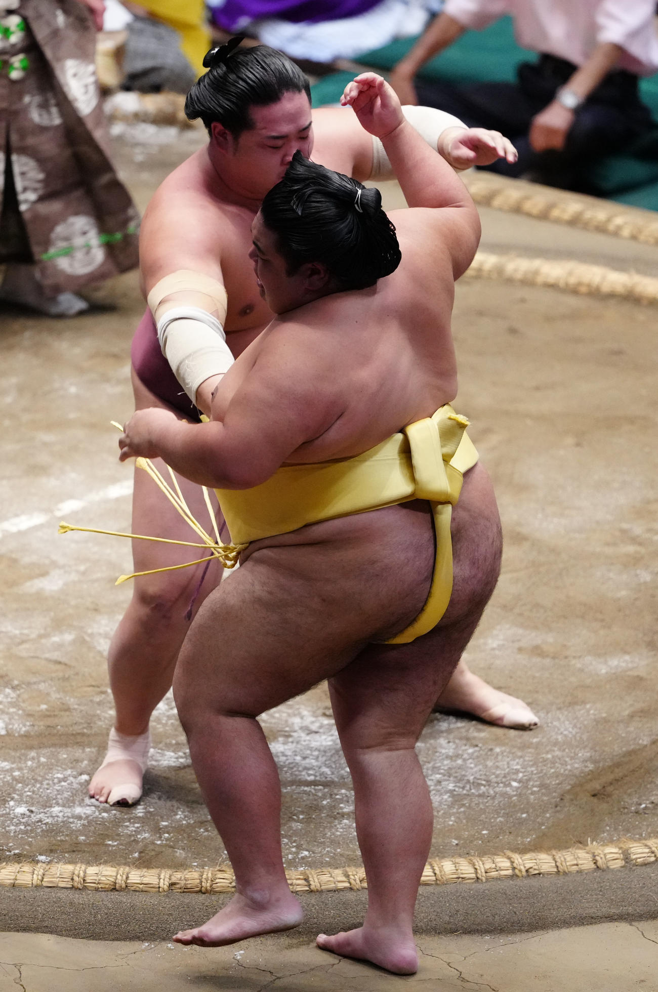 押し出しで嘉陽（手前）を破る錦富士（撮影・鈴木みどり）