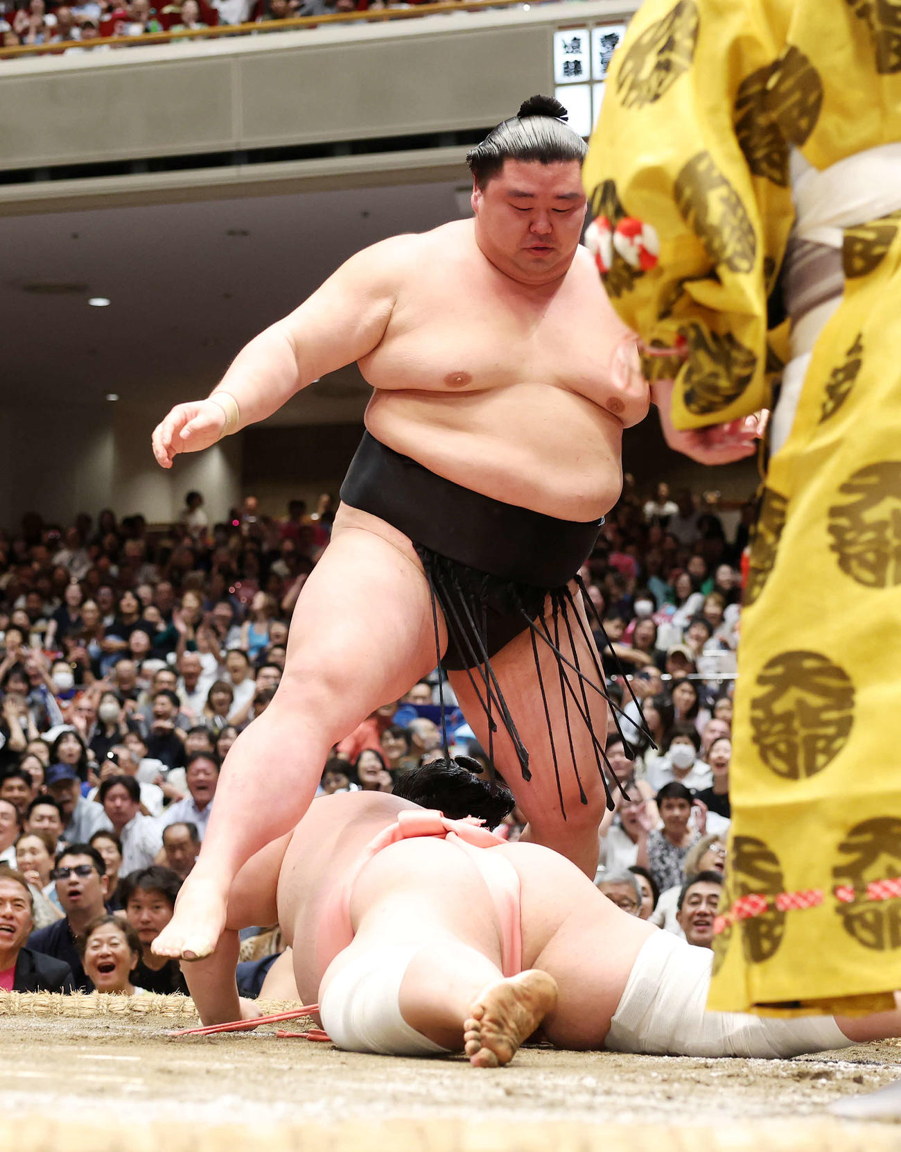 宇良（下）を上手投げで破った正代（撮影・鈴木正人）