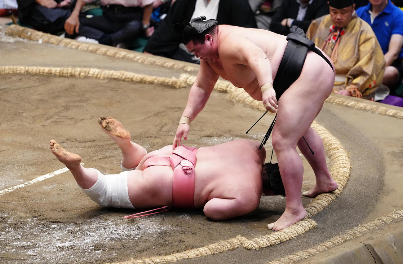 上手投げで宇良（下）を破る正代（撮影・鈴木みどり）