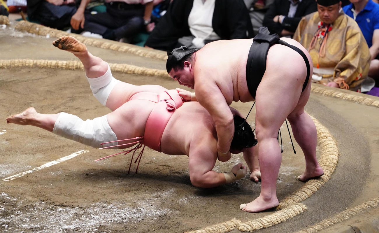 上手投げで宇良（左）を破る正代（撮影・鈴木みどり）