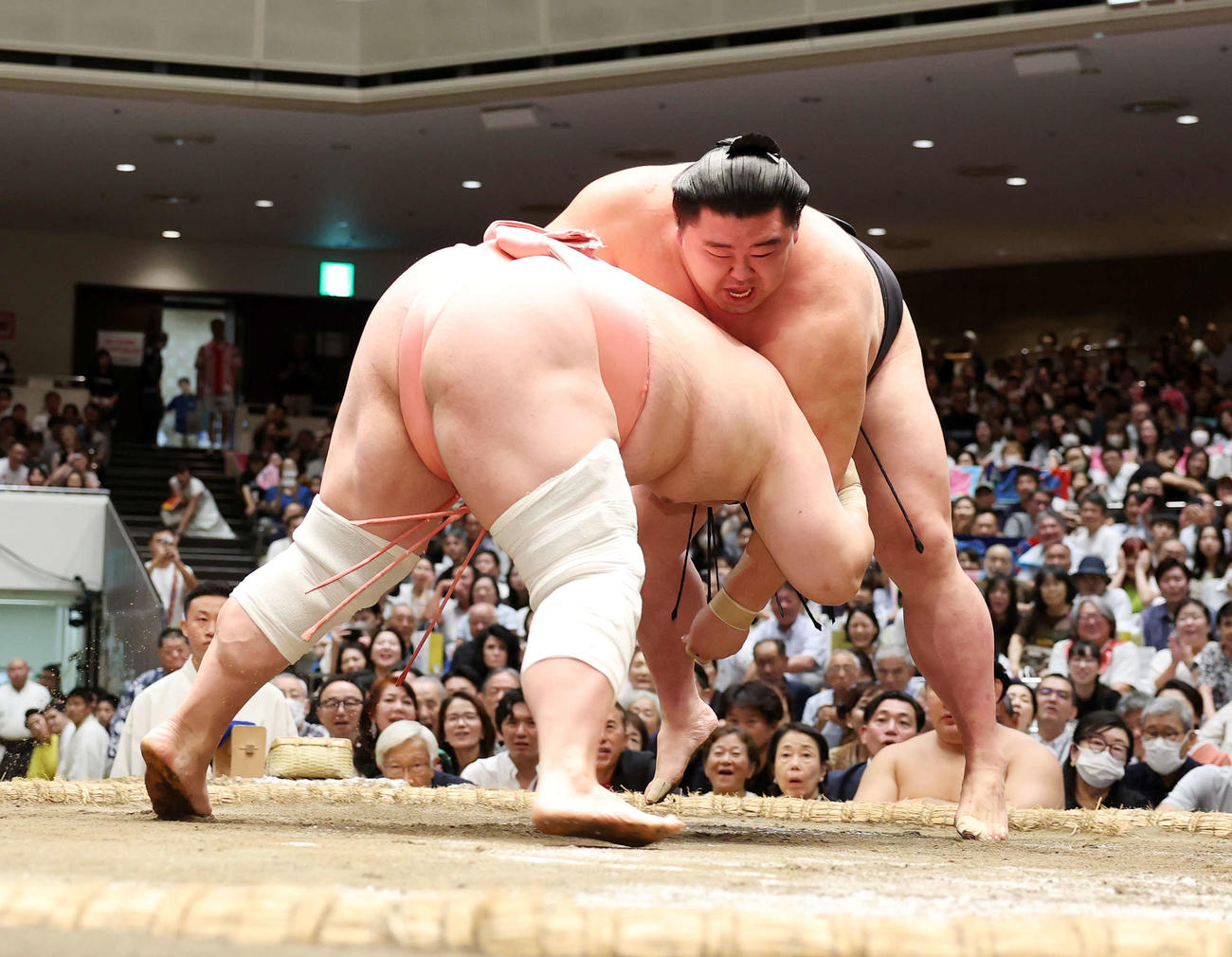 宇良（左）を上手投げで破る正代（撮影・鈴木正人）
