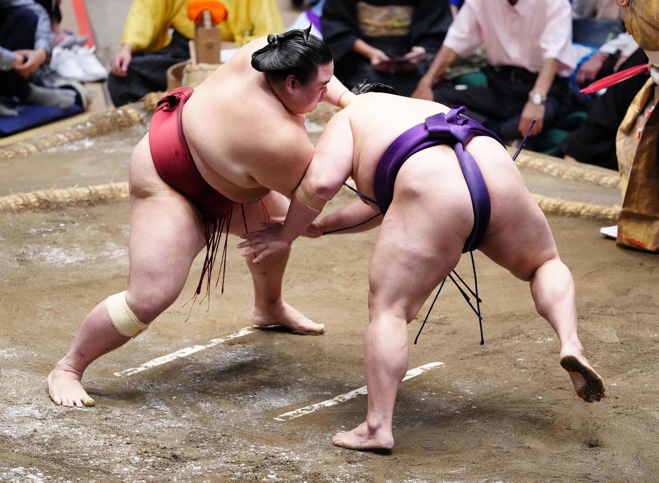 はたき込みで美ノ海（右）を破る隆の勝（撮影・鈴木みどり）