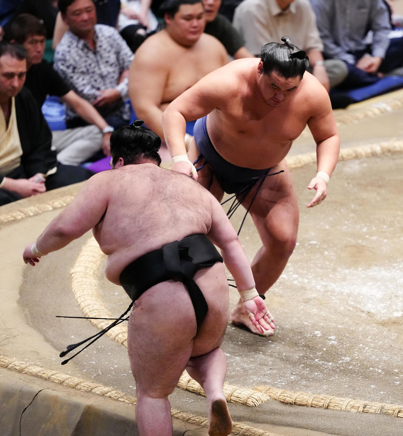豪ノ山（手前）を押し出しで破る豊昇龍（撮影・鈴木みどり）