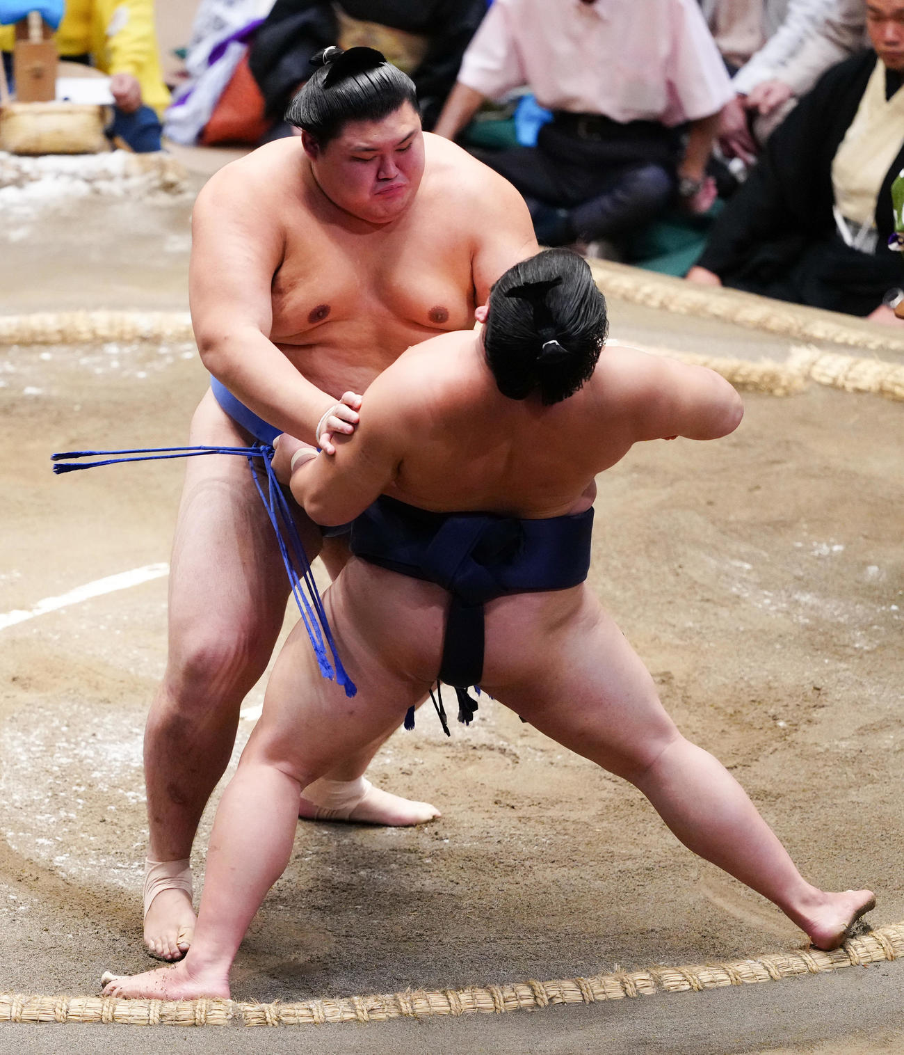 押し出しで平戸海（手前）を破る大の里（撮影・鈴木みどり）