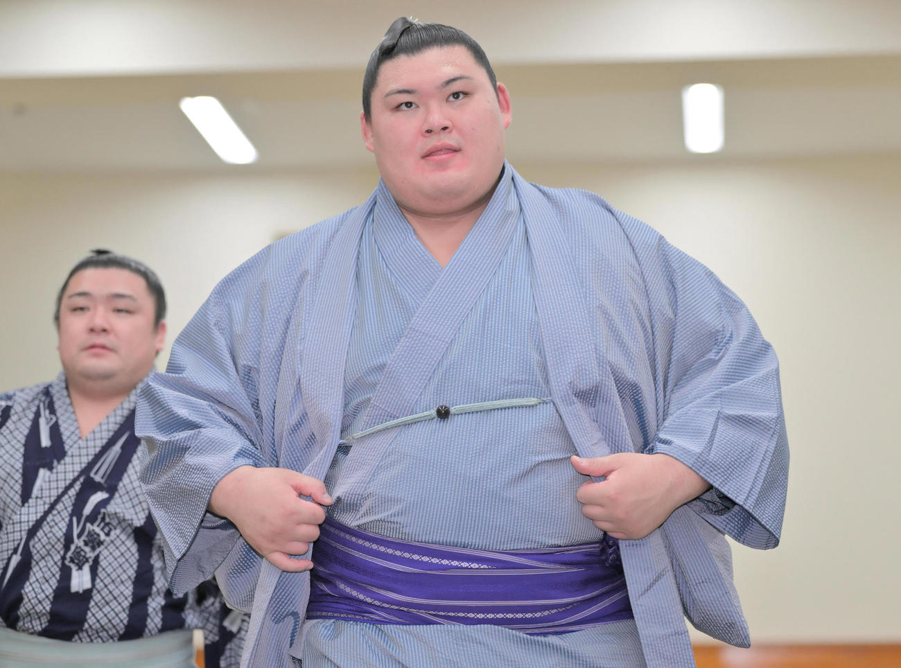 支度部屋を出る大の里