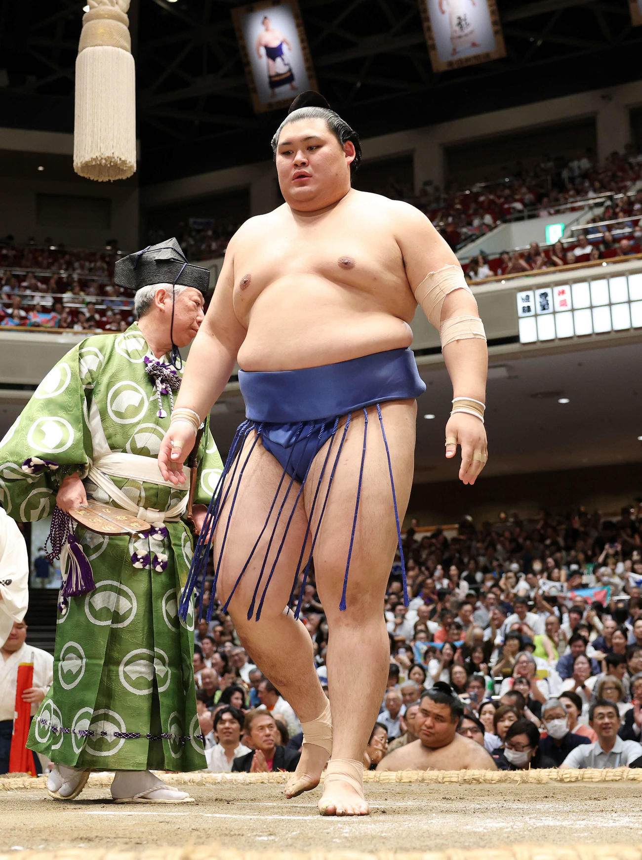 平戸海を押し出しで破った大の里（撮影・鈴木正人）
