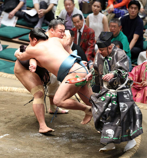 朝乃山が玉正鳳を下し7勝2敗、1年半ぶり勝ち越しに王手「相手をよく
