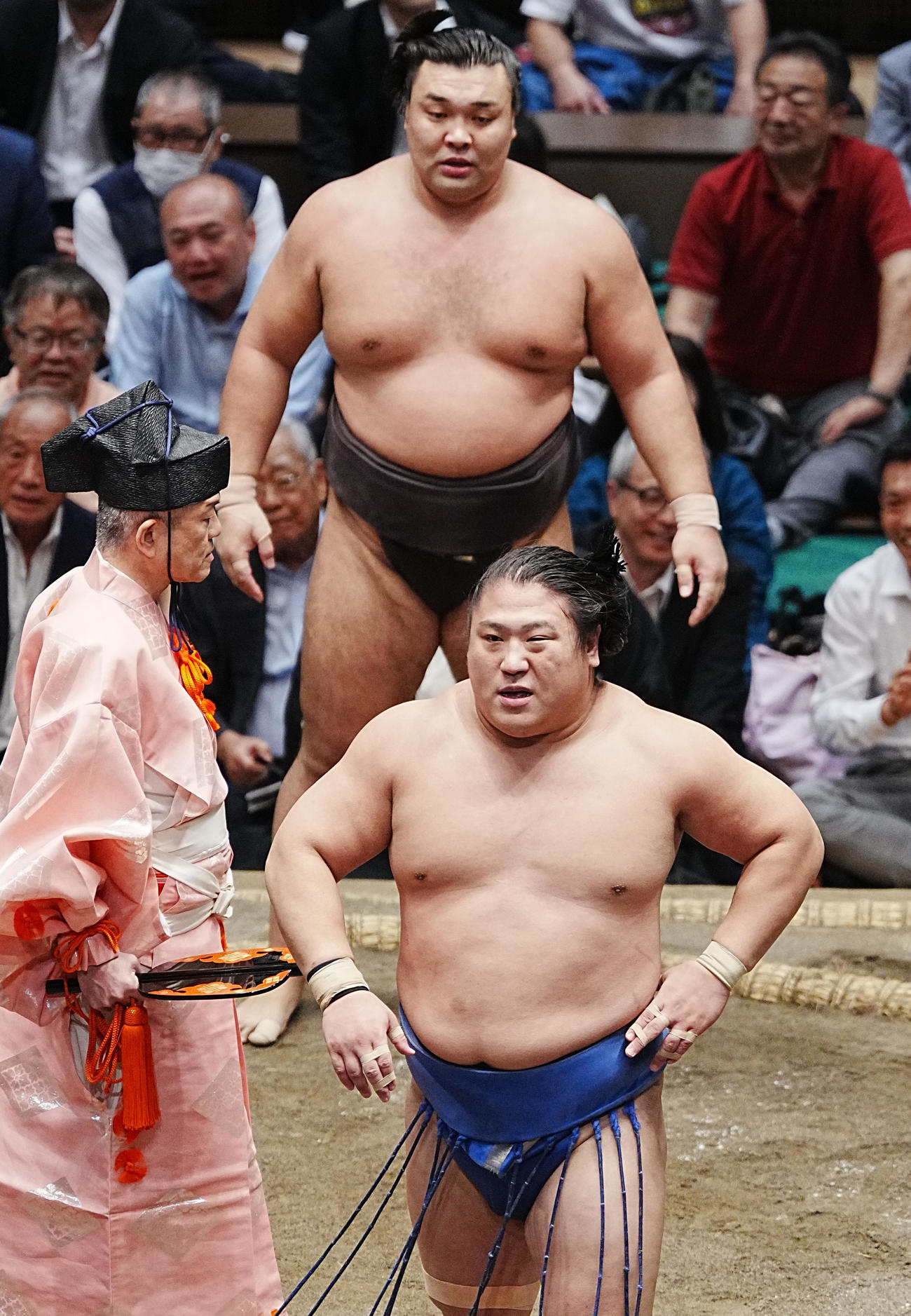 若隆景（手前）は霧島にすくい投げで敗れる（撮影・小沢裕）